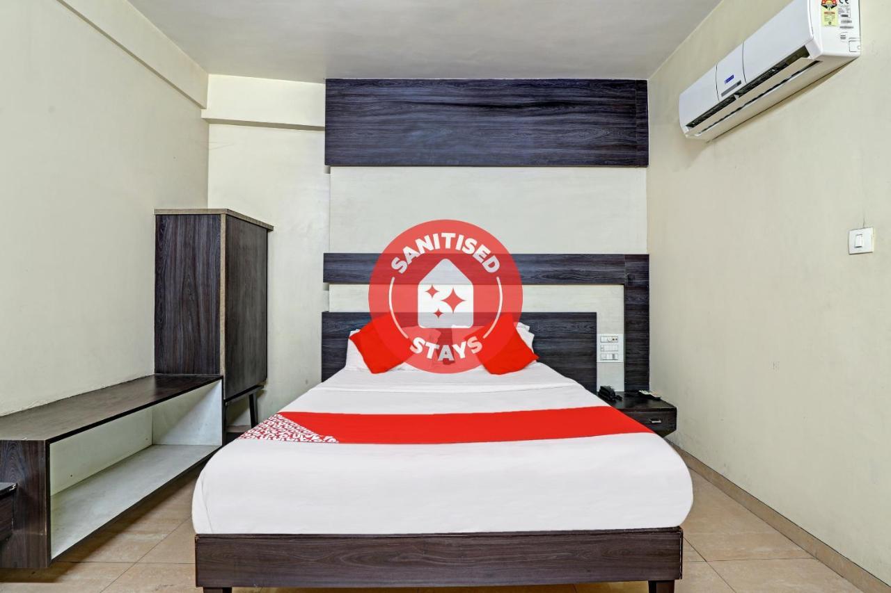 Oyo 82461 Hotel Darshan Banquet And Rooms Surat Esterno foto