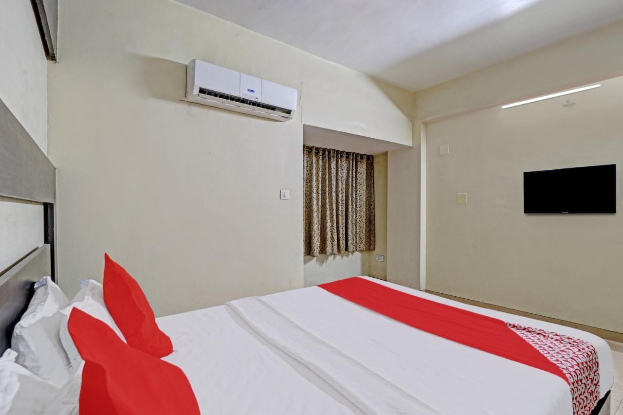 Oyo 82461 Hotel Darshan Banquet And Rooms Surat Esterno foto