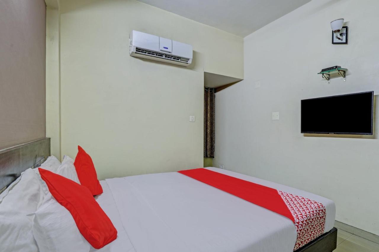 Oyo 82461 Hotel Darshan Banquet And Rooms Surat Esterno foto